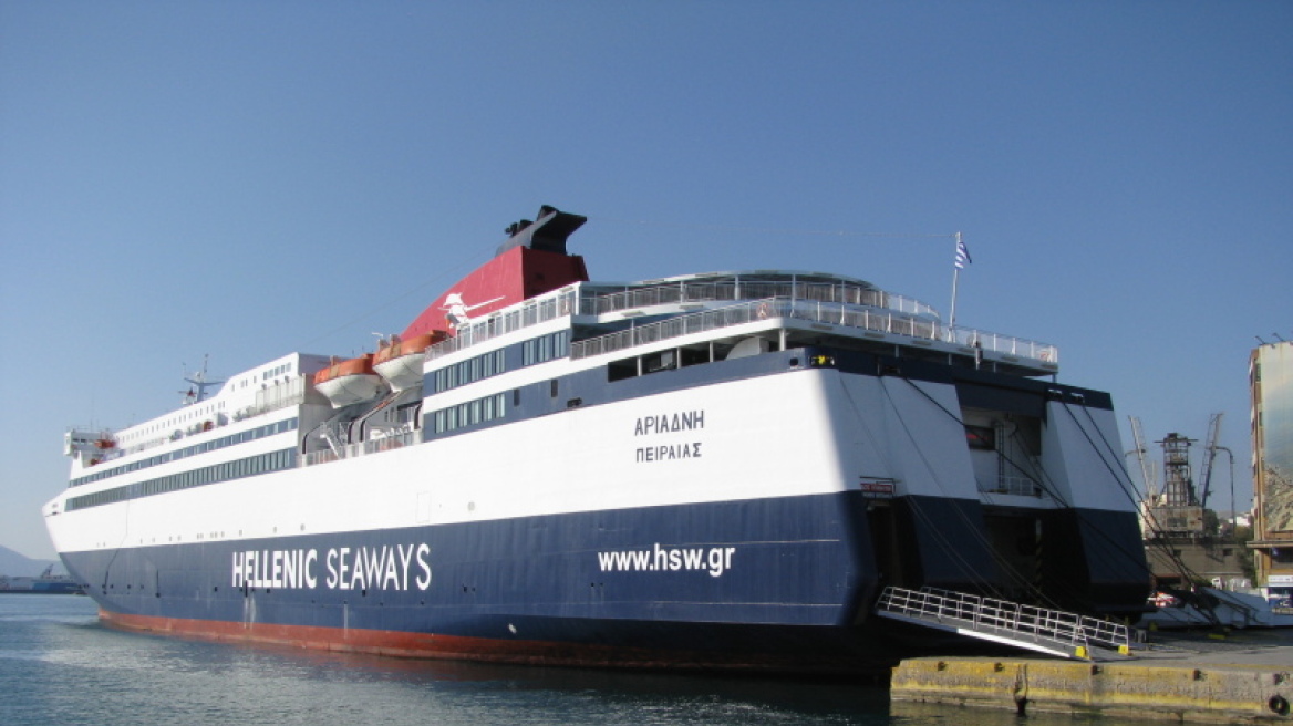Πλοίο με 586 επιβάτες προσέκρουσε σε προβλήτα στο λιμάνι του Πειραιά